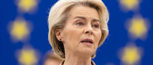 Ursula von der Leyen (CDU), Präsidentin der Europäischen Kommission, steht im Plenarsaal des Europäischen Parlaments und spricht. 