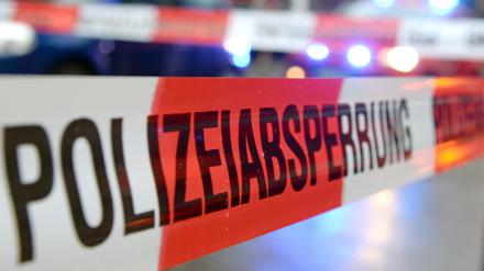 Ein Flatterband mit der Aufschrift «Polizeiabsperrung» hängt an einem Einsatzort. (Symbolbild)