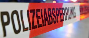 Ein Flatterband mit der Aufschrift «Polizeiabsperrung» hängt an einem Einsatzort. (Symbolbild)
