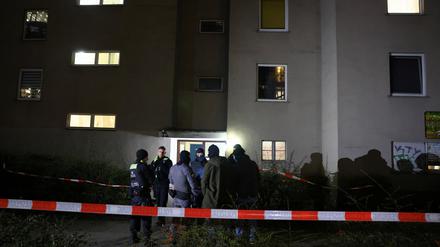 Polizisten bewachen den Eingang des Gebäudes in Kreuzberg, in dem Daniela Klette unter falschem Namen lebte.