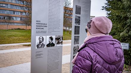 Magnus-Hirschfeld-Ufer an der Spree mit Gedenkstele.
