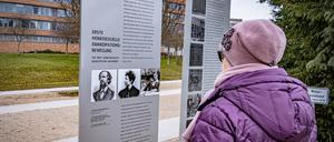  Magnus-Hirschfeld-Ufer an der Spree mit Gedenkstele.