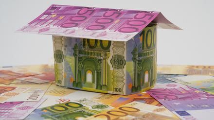 Wer für seine Immobilie weniger Eigenkapital hat, bekommt durch den höheren Fremdkapitalanteil schlechtere Darlehenskonditionen. 