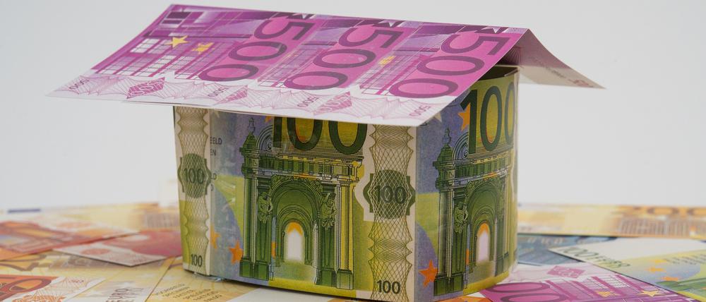 Wer für seine Immobilie weniger Eigenkapital hat, bekommt durch den höheren Fremdkapitalanteil schlechtere Darlehenskonditionen. 