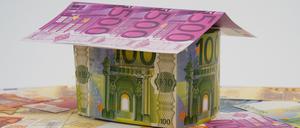 Wer für seine Immobilie weniger Eigenkapital hat, bekommt durch den höheren Fremdkapitalanteil schlechtere Darlehenskonditionen. 