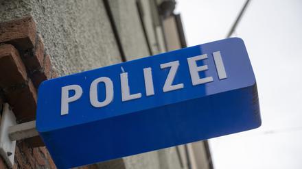 Ein Schild hängt am Eingang zu einer Polizeiinspektion. (Symbolbild)