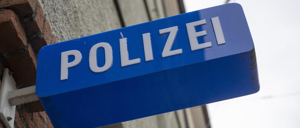 Ein Schild hängt am Eingang zu einer Polizeiinspektion. (Symbolbild)