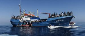 Flüchtlinge sitzen bei einem Einsatz an Bord des Schiffes «Iuventa» der Nichtregierungsorganisation Iuventa Jugend im Mittelmeer (undatierte Aufnahme).