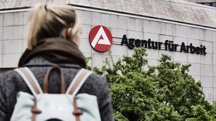 Hoffentlich klappt da was: Junge Frau auf dem Weg zur Agentur für Arbeit in Köln.