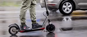 ARCHIV - 16.05.2019, Berlin: Ein Mann fährt mit einem E-Scooter auf der Straße. (zu dpa: «Verkehrsunternehmen empfehlen Verbot von E-Tretrollern im ÖPNV») Foto: Christoph Soeder/dpa +++ dpa-Bildfunk +++