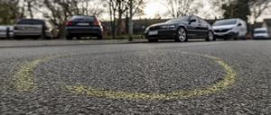 Der Tatort ohne Kerzen oder Blumen, nur noch die gelben Markierungen der Polizei erinnern an den Messerangriff auf zwei Kinder am Vortag. 