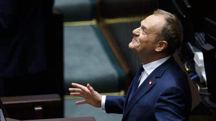 Donald Tusk, Oppositionsführer, spricht nach seiner Wahl zum polnischen Premierminister im Parlament.