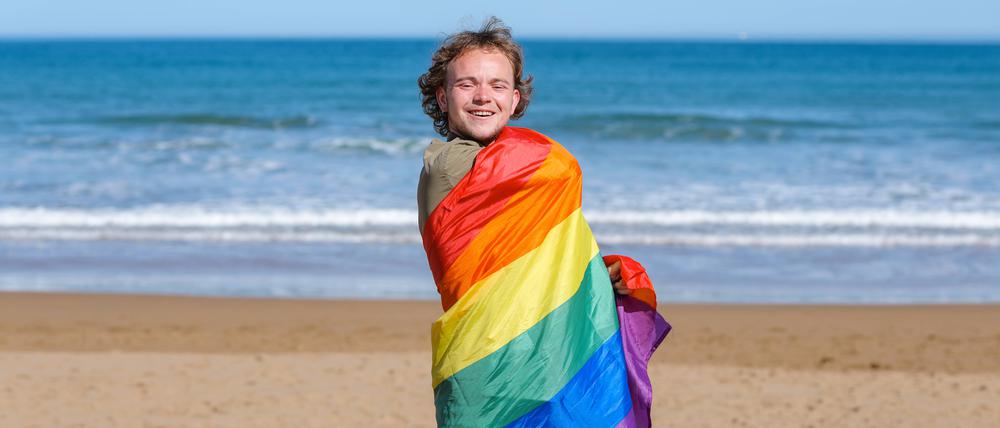 Queer am Strand.