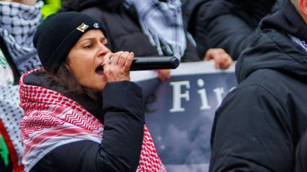 Yasemin Acar auf einer Anti-Israel-Demo