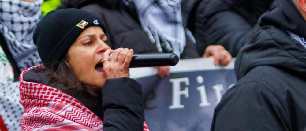 Yasemin Acar auf einer Anti-Israel-Demo