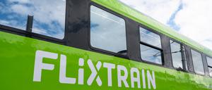 Ein Großraumwagen des Unternehmens Flixtrain steht in Aachen auf dem Gleis.