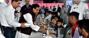 Mukesh Ambani serviert Bürgern seines Heimatorts traditionelles Essen. 