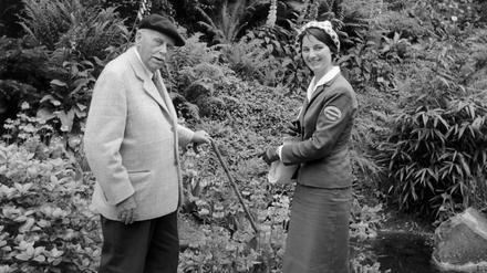 In Begleitung von Hostess Charlotte besichtigt Dr. Karl Foerster 1961 den Primelgarten der Bundesgartenschau in Stuttgart.