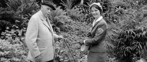 In Begleitung von Hostess Charlotte besichtigt Dr. Karl Foerster 1961 den Primelgarten der Bundesgartenschau in Stuttgart.