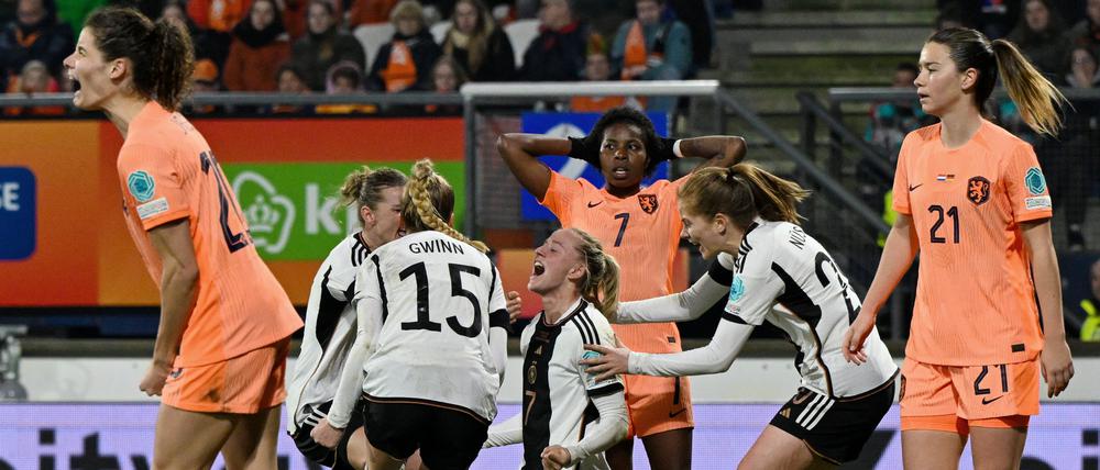 Lea Schüller (Mitte) sorgte mit ihrem Tor für die Entscheidung gegen die Niederlande.