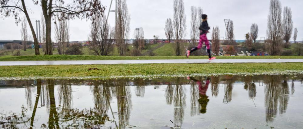 Feucht-kaltes Regenwetter am Berliner Mauerpark 