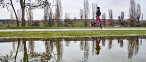 Feucht-kaltes Regenwetter am Berliner Mauerpark 