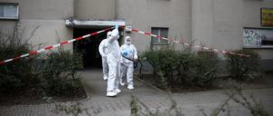 Police forensic experts leave a building where Daniela Klette, a 65-year-old alleged member of Germany's notorious Red Army Faction (RAF) militant group, has been arrested after decades on the run from armed robbery and attempted murder charges, in Berlin, Germany, February 28, 2024.   REUTERS/Liesa Johannssen 