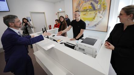 Oberbürgermeister Mike Schubert am Infoschalter des neuen Servicecenters.
