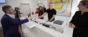 Oberbürgermeister Mike Schubert am Infoschalter des neuen Servicecenters.