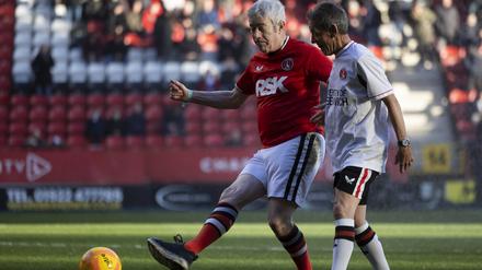 Nicht nur in Deutschland wird Walking Football gespielt – ursprünglich stammt der Geh-Sport aus England. Hier spielen die Vereine Charlton Athletic und Portsmouth gegeneinander.