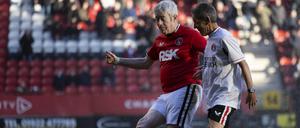 Nicht nur in Deutschland wird Walking Football gespielt – ursprünglich stammt der Geh-Sport aus England. Hier spielen die Vereine Charlton Athletic und Portsmouth gegeneinander.
