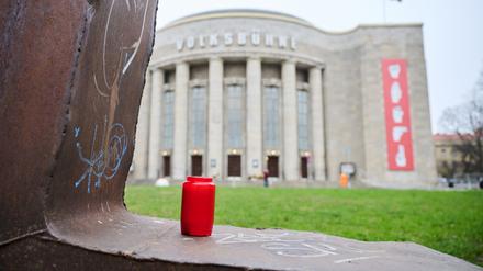 Ein Licht für René Pollesch. Die Volksbühne trauert um ihren verstorbenen Intendanten. 