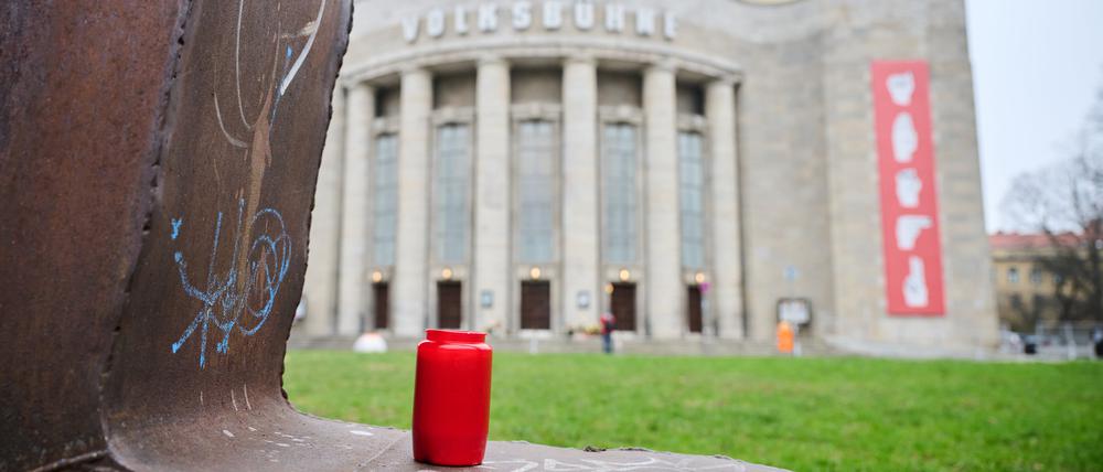 Ein Licht für René Pollesch. Die Volksbühne trauert um ihren verstorbenen Intendanten.