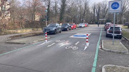 Umgelegter Poller in der Ossietzkystraße.