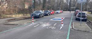 Umgelegter Poller in der Ossietzkystraße.