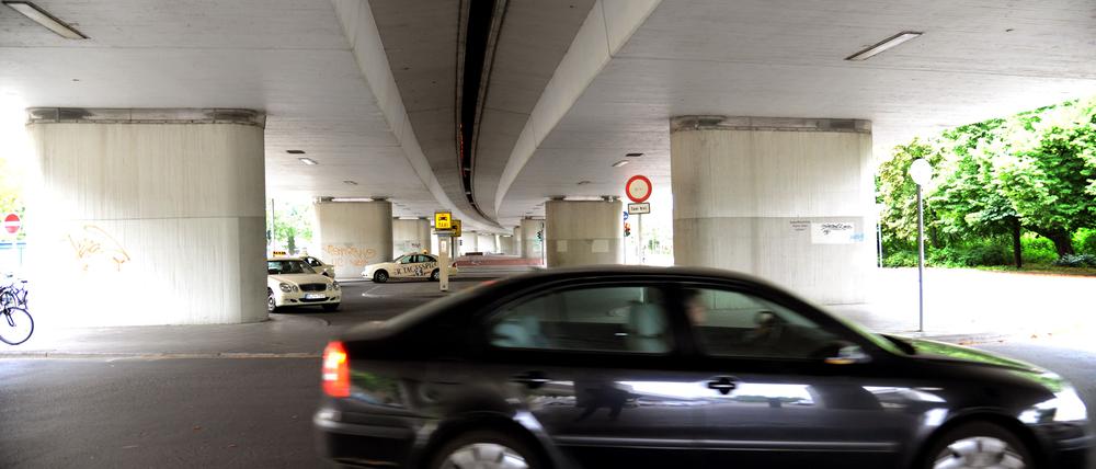 Die Autobahnbrücke am Breitenbachplatz: Die Pfeiler bleiben stehen.