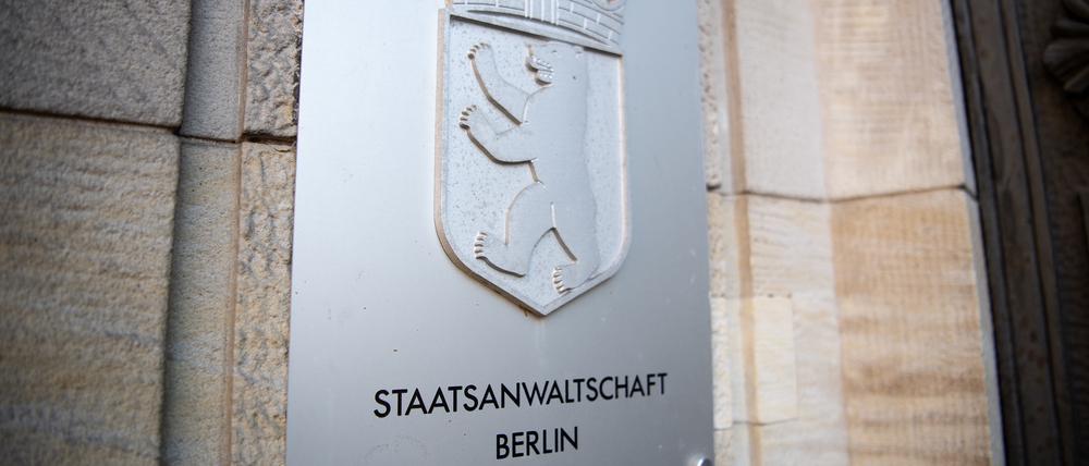 ARCHIV - 08.10.2018, Berlin: Das Schild mit der Aufschrift «Staatsanwaltschaft Berlin» am Eingang des Gerichts in Moabit. (zu dpa: «Fördermittel mit falschen Anwesenheitslisten kassiert? - Anklage») Foto: Fabian Sommer/dpa +++ dpa-Bildfunk +++