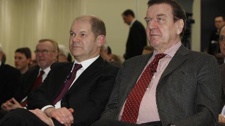 Bundeskanzler Olaf Scholz (l.) und Altkanzler Gerhard Schröder