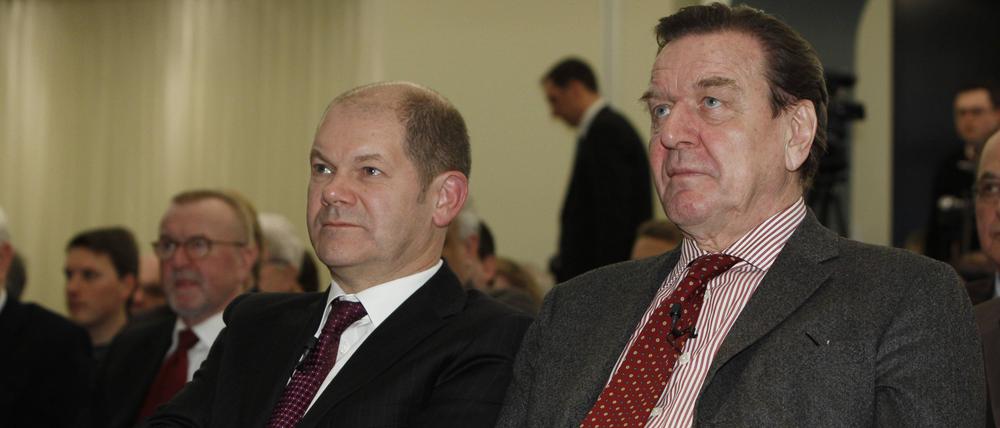 Bundeskanzler Olaf Scholz (l.) und Altkanzler Gerhard Schröder