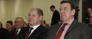 Bundeskanzler Olaf Scholz (l.) und Altkanzler Gerhard Schröder