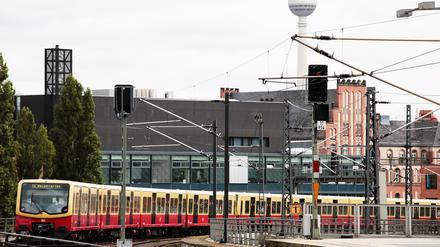 Eine S-Bahn verlässt den Berliner Hauptbahnhof. 