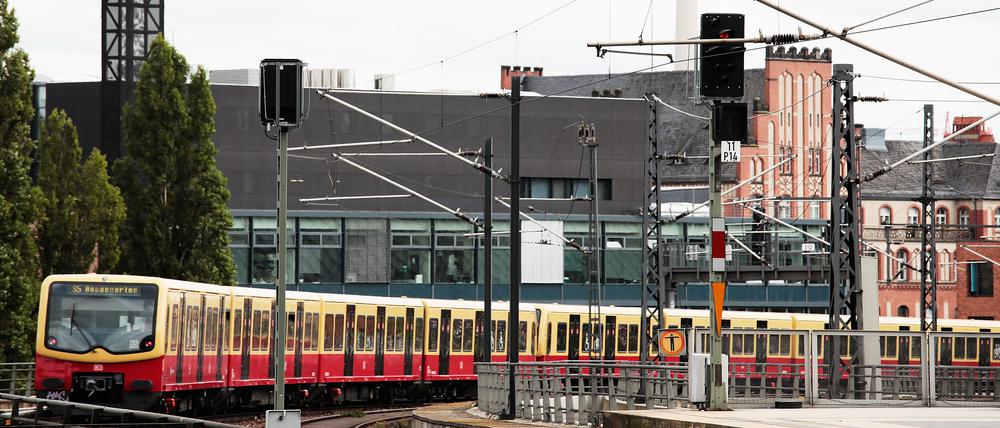 Eine S-Bahn verlässt den Berliner Hauptbahnhof.