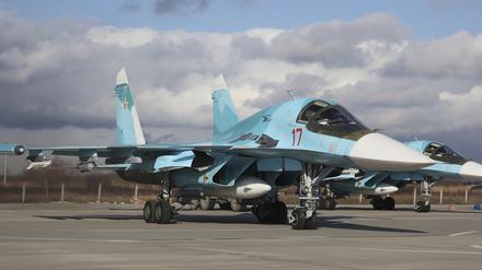 Russischer Suchoi Su-34 Jagdbomber parken vor einer Militärübung auf dem Flugplatz in der südrussischen Region Krasnodar.