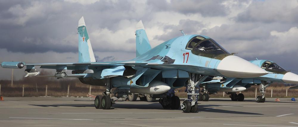 Russischer Suchoi Su-34 Jagdbomber parken vor einer Militärübung auf dem Flugplatz in der südrussischen Region Krasnodar.