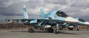 Russischer Suchoi Su-34 Jagdbomber parken vor einer Militärübung auf dem Flugplatz in der südrussischen Region Krasnodar.
