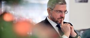 Potsdam, 18.12.2023, Lokales, Mike Schubert, Interview, Foto: Ottmar Winter PNN ACHTUNG: Foto ist ausschließlich für redaktionelle Berichterstattung der PNN und des TGSP! Eine kommerzielle Nutzung, z.B. Werbung, ist ausgeschlossen. Die Weitergabe an nicht autorisierte Dritte, insbesondere eine weitergehende Vermarktung über Bilddatenbanken, ist unzulässig.