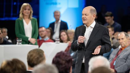 Bundeskanzler Olaf Scholz (SPD) spricht während des Bürgerdialogs in Dresden.
