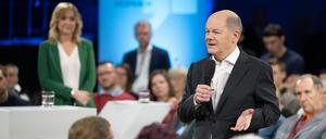 Bundeskanzler Olaf Scholz (SPD) spricht während des Bürgerdialogs in Dresden.