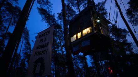 In einem Baumhaus der Initiative «Tesla stoppen» nahe des Werks der Tesla-Gigafactory Berlin-Brandenburg leuchtet nach Sonnenuntergang ein Licht.