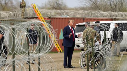 Donald Trump (Bildmitte) besuchte während seines Wahlkampfs im Februar 2024 auch die Grenze zu Mexiko.
